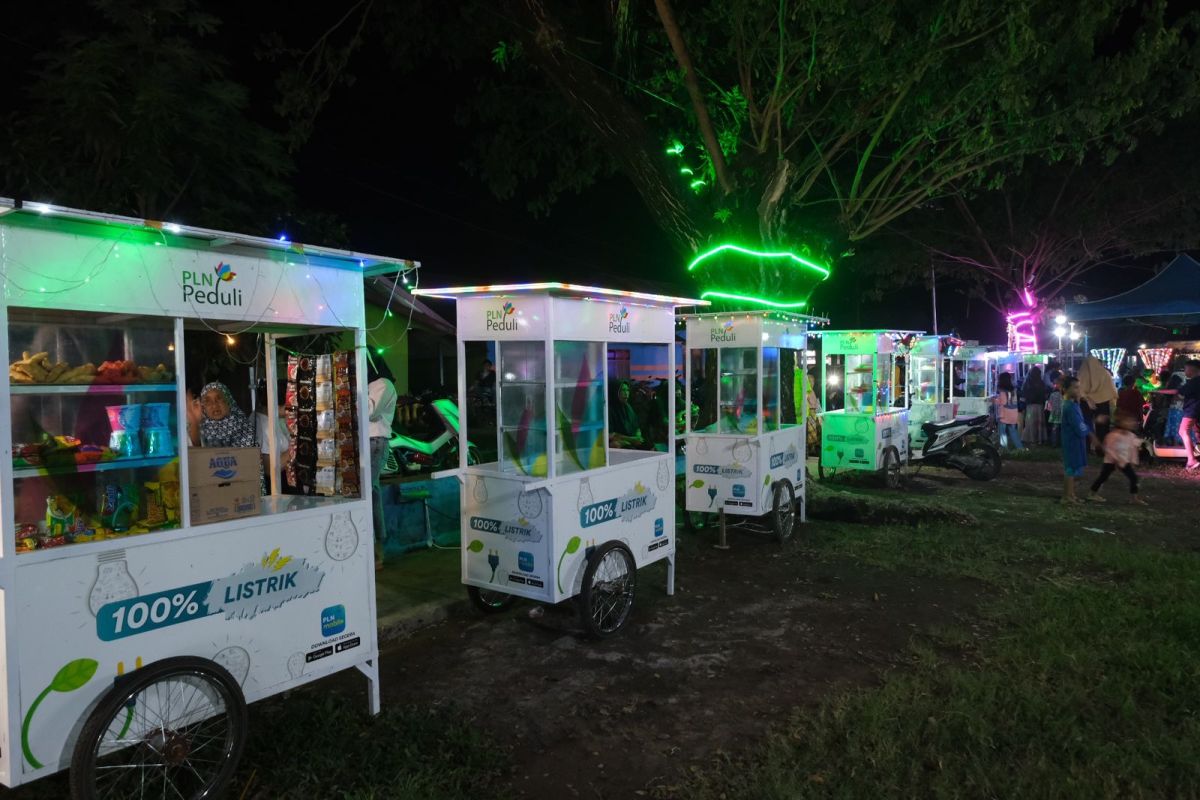 PLN resmikan taman sejuta lampu dan gerobak kuliner di Galesong Takalar