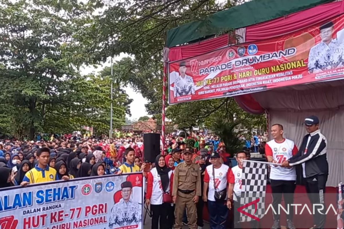 Ribuan guru dan siswa OKU ikuti jalan sehat HUT ke-77 PGRI