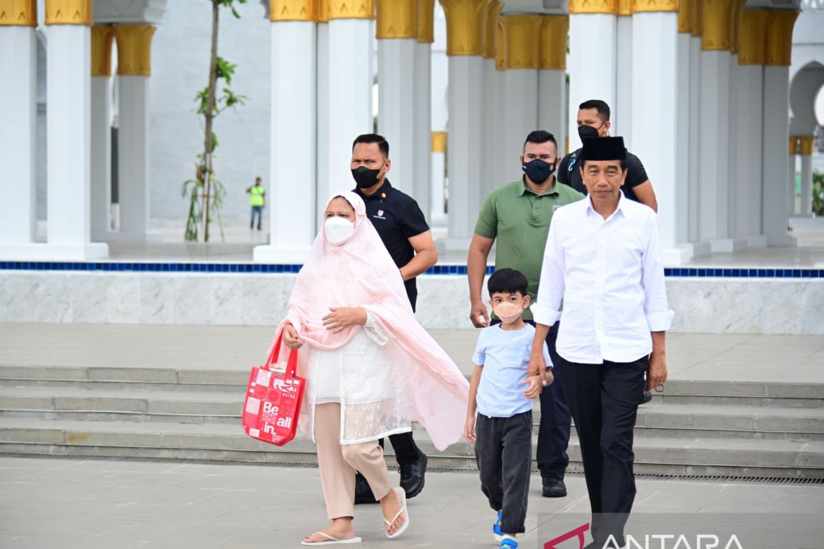 Jokowi ajak cucunya Jan Ethes salat duha di Masjid Raya Sheikh Zayed