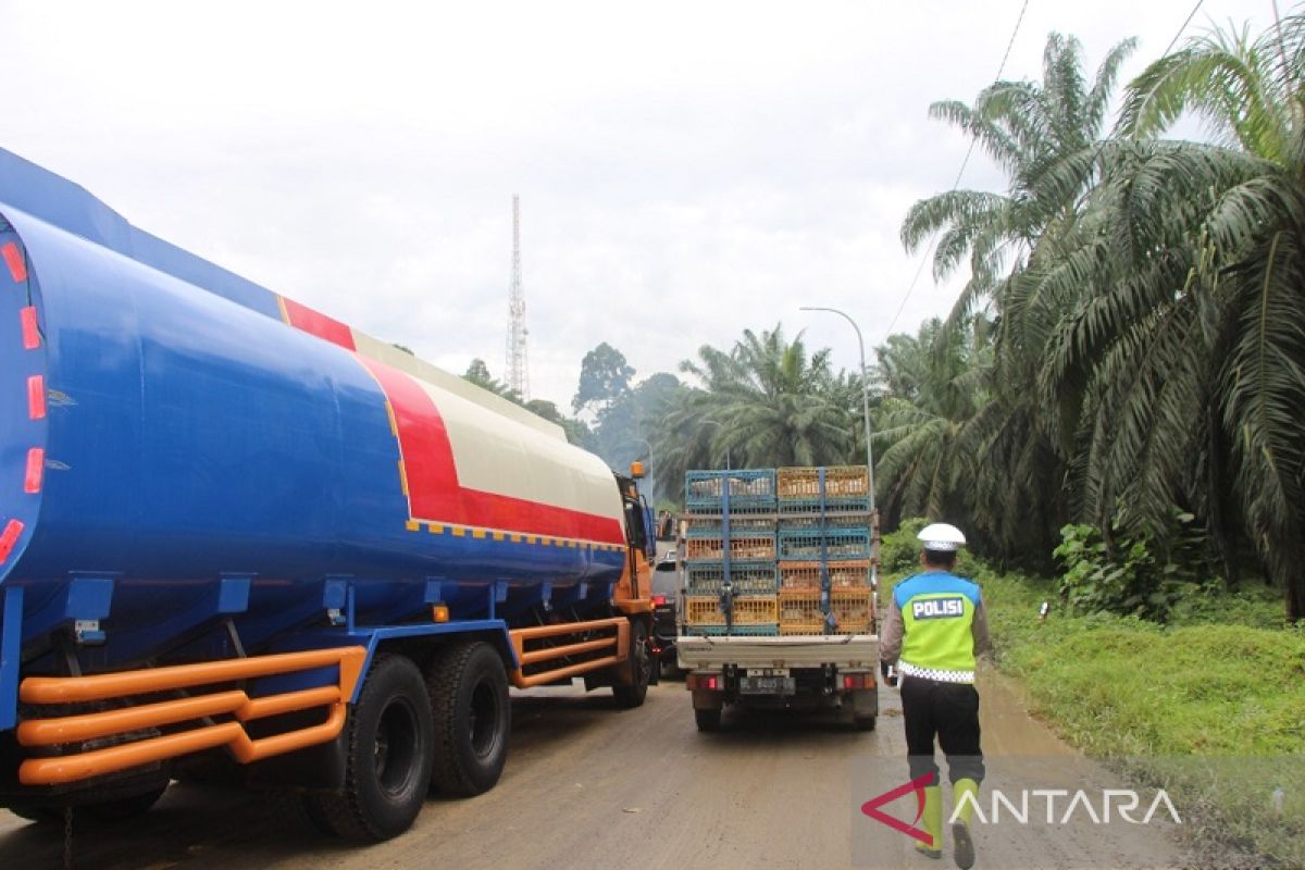 Sopir membandel, Polantas nyaris kewalahan urai kemacetan akibat longsor