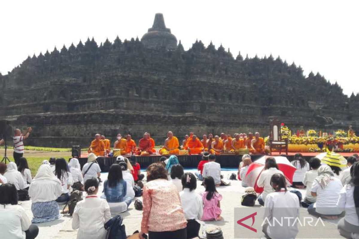 Umat Buddha gelar "santutthicitta" Borobudur