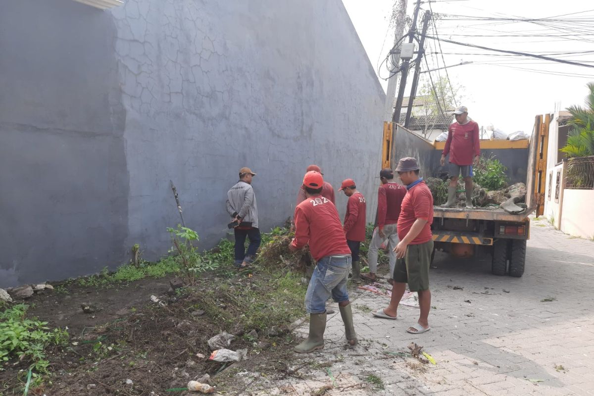 DLH terjunkan 25 armada angkut hasil sampah kerja bakti warga Surabaya