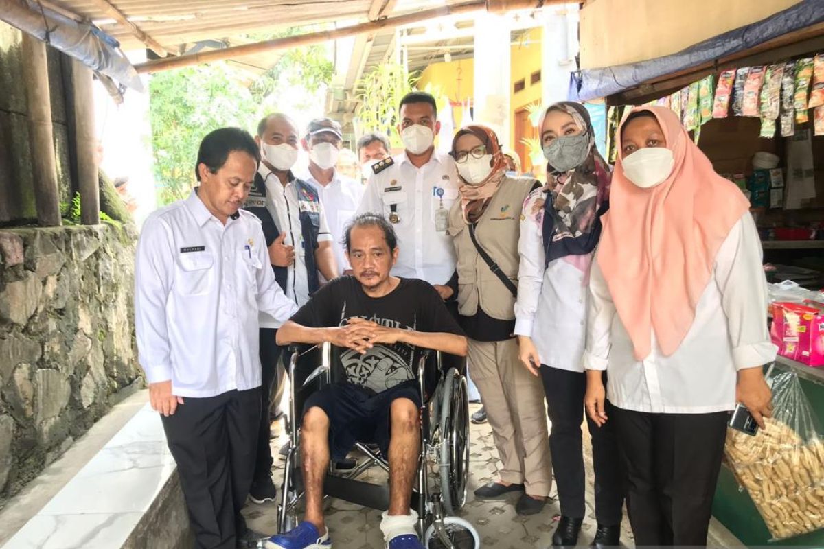 Dinsos Kota Tangerang salurkan bantuan 100 kursi roda ke penyandang disabilitas