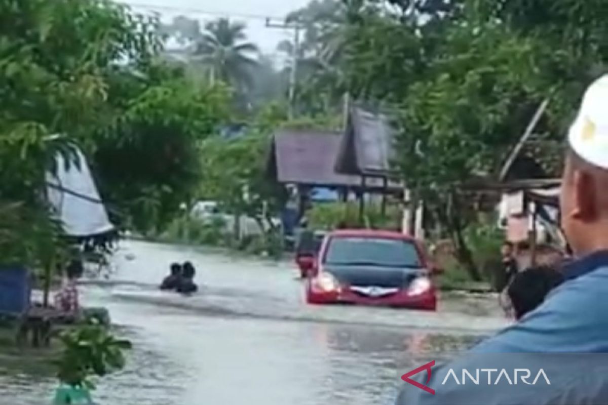 Warga menanti bantuan banjir