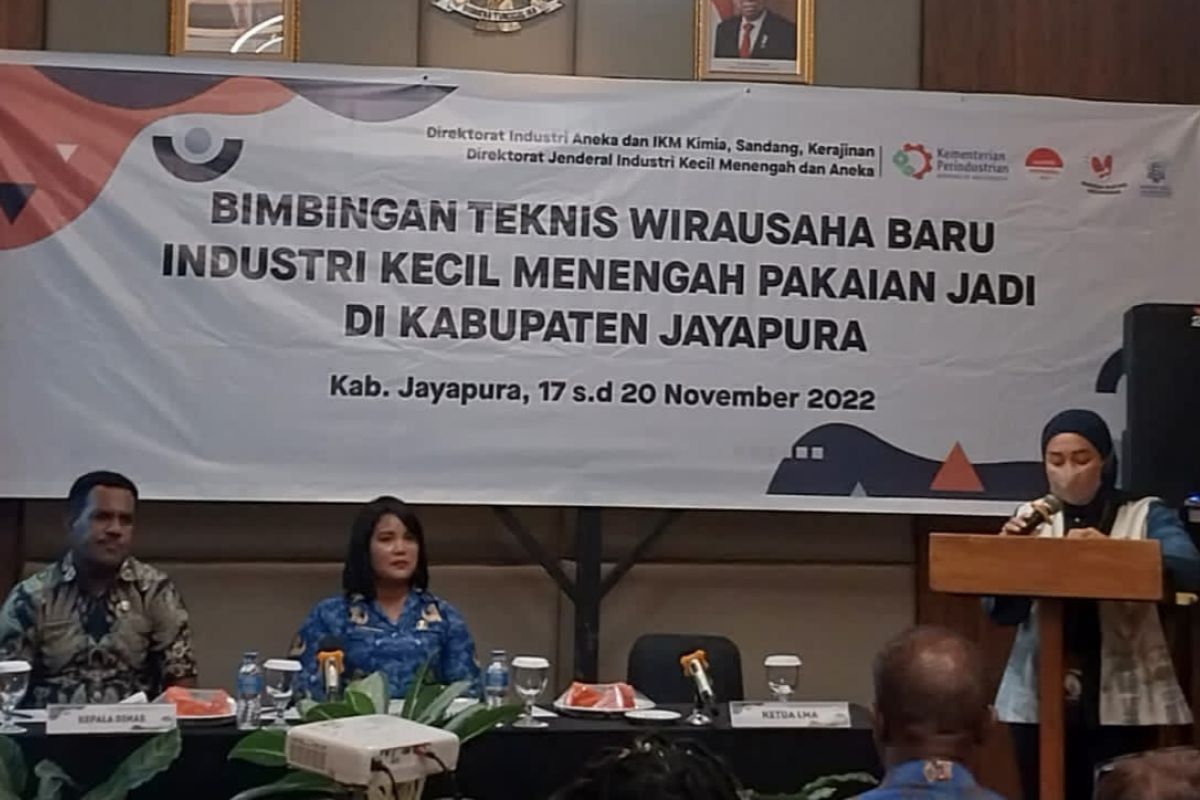 Pemkab Jayapura mendorong IKM pakaian tingkatkan ketrampilan menjahit