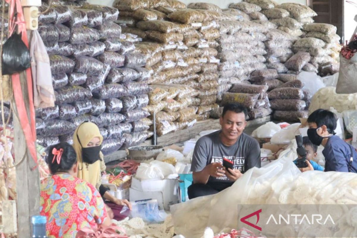 Abudin pengusaha  kerupuk yang sukses di Balikpapan