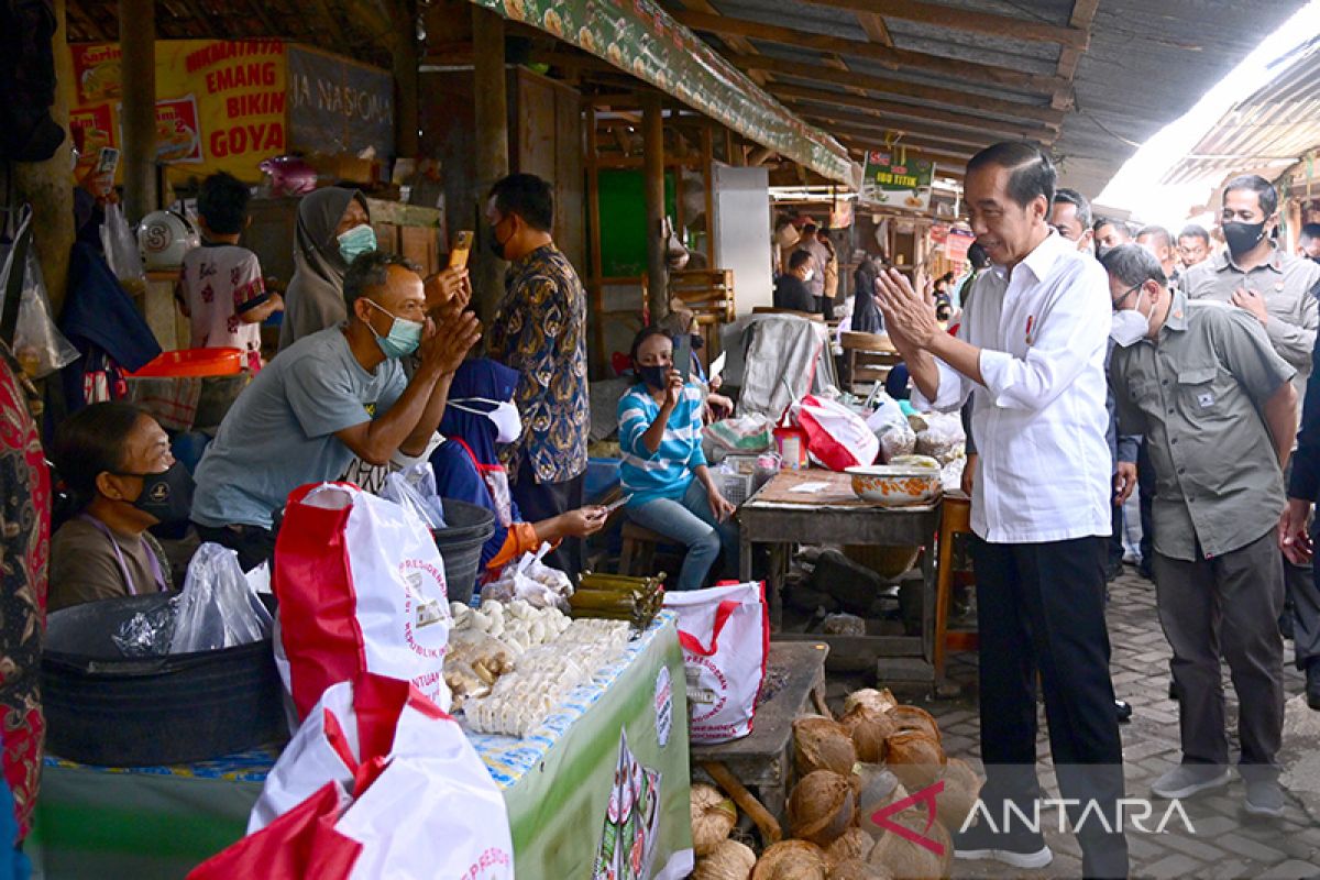 Presiden Jokowi ingatkan jajaran menteri hati-hati membuat kebijakan