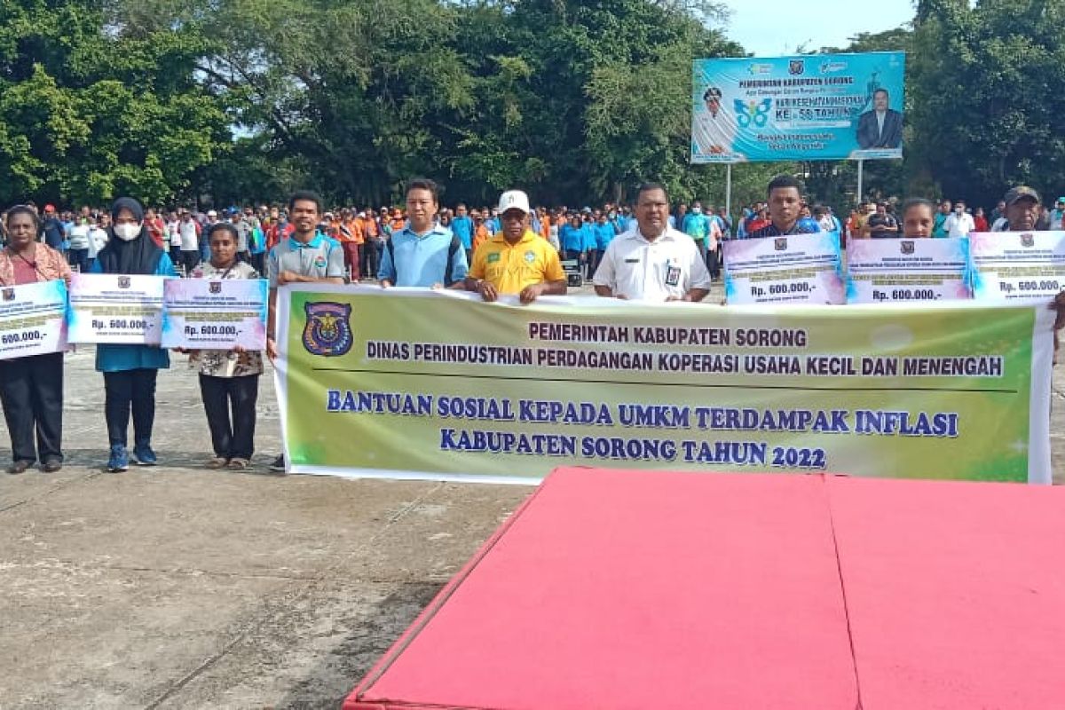 Pemerintah Kabupaten Sorong salurkan bantuan tunai bagi UMKM