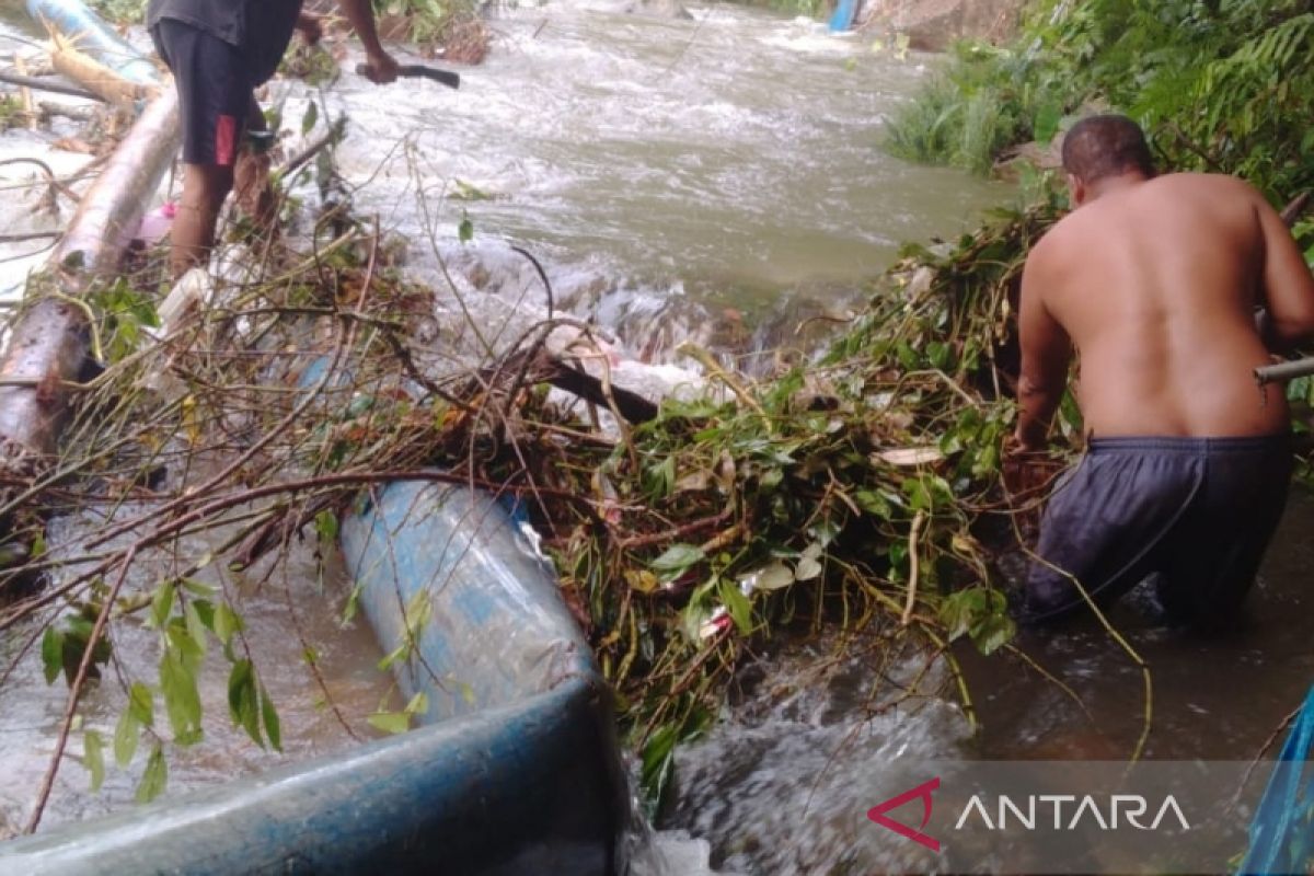 Berpacu dengan cuaca, PDAM Cabang Padang Sidempuan berjibaku perbaiki pipa putus