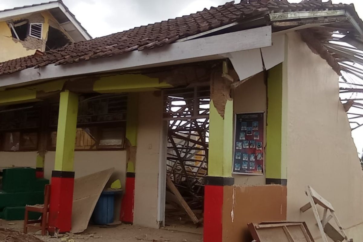 Gempa menyebabkan 12 siswa SMKN 1 Cugenang di Cianjur terluka