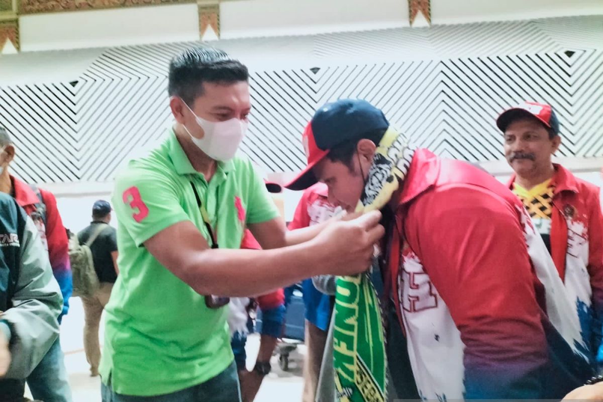 Tiba Terakhir, PB Porwanas sambut kontingen Aceh dengan selempang Arema dan Persebaya