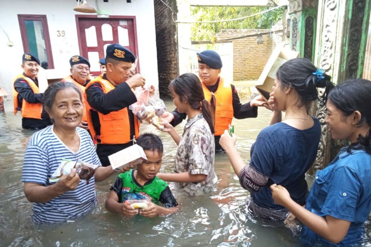 Polisi bantu korban banjir di Kota Medan