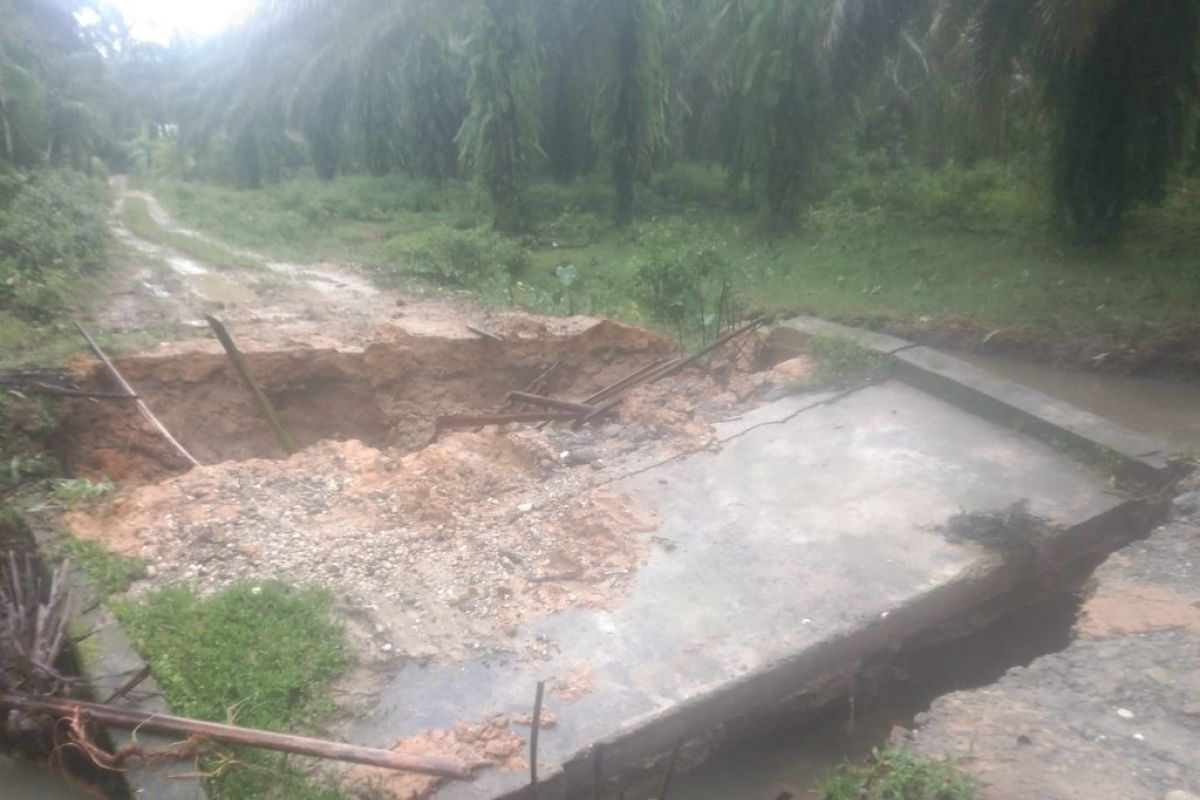 Jembatan rusak dan rumah terdampak longsor banjir Langkat