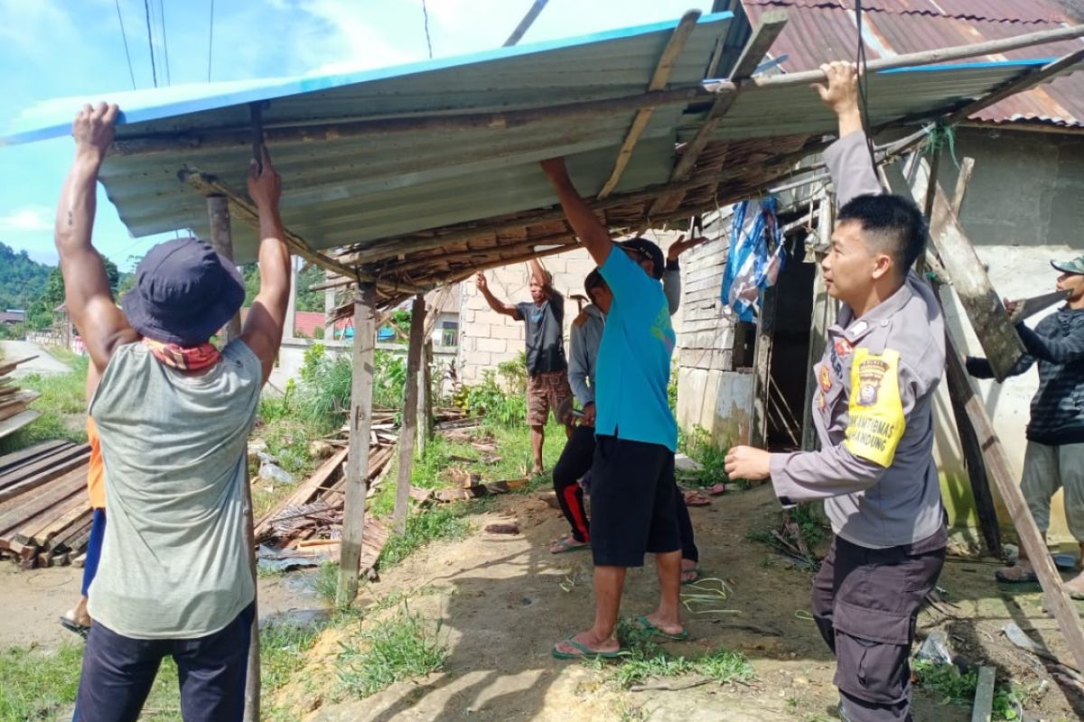 Polres Bengkayang gelar bedah rumah warga di Monterado