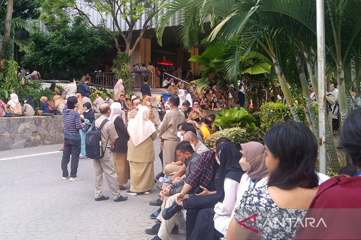 Pegawai Balai Kota Jakarta keluar gedung akibat gempa magnitudo 5,6