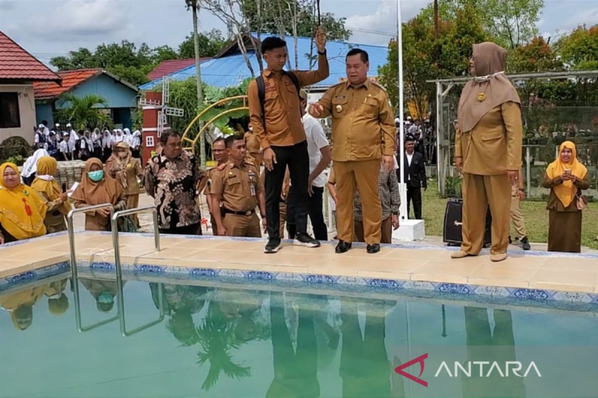 Khawatir serangan buaya, SMPN 4 Sampit membuat kolam renang di halaman sekolah