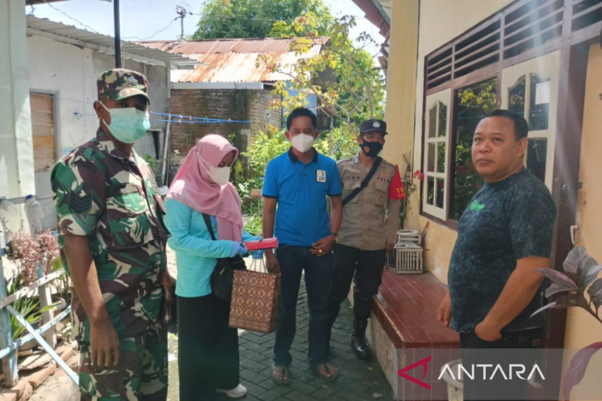 Polisi-TNI-nakes di Sumbawa melakukan pelacakan kasus COVID-19