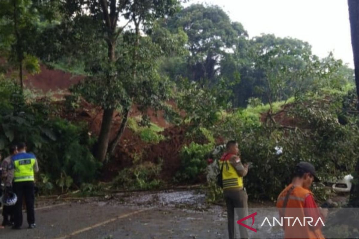 Jalur Puncak terputus akibat longsor pascagempa Cianjur