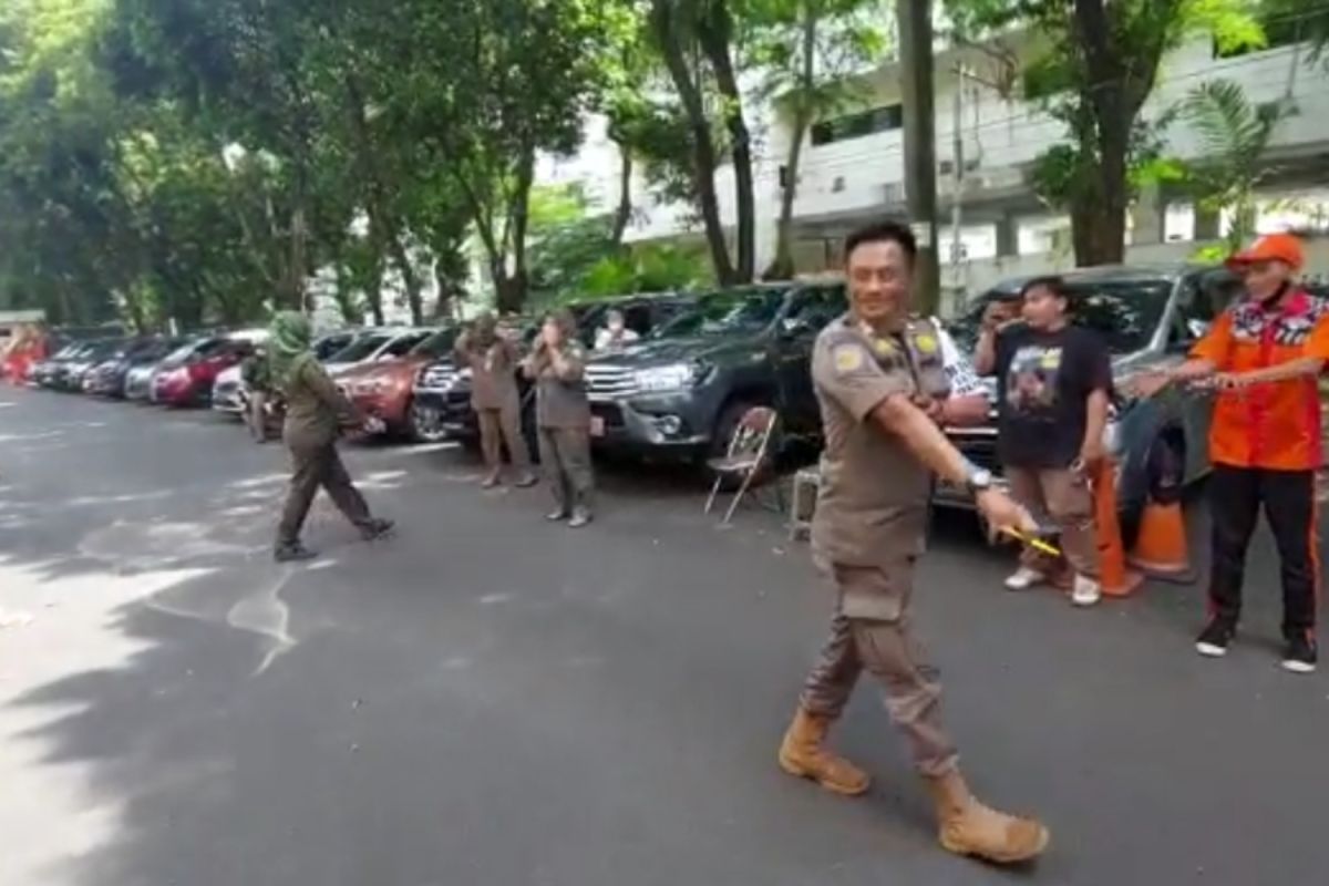 Sejumlah Pekerja Kantoran Keluar Gedung Saat Gempa Guncang Jakarta ...