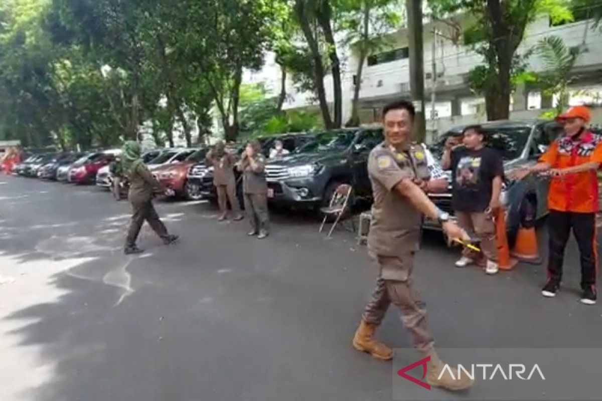 Pegawai Kantor Wali Kota Jakpus berhamburan keluar gedung