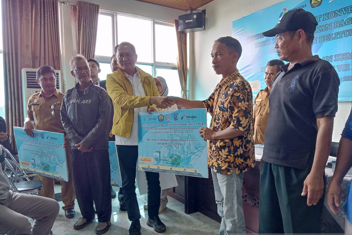 Puluhan nelayan Kabupaten Belitung terima bantuan konversi BBM