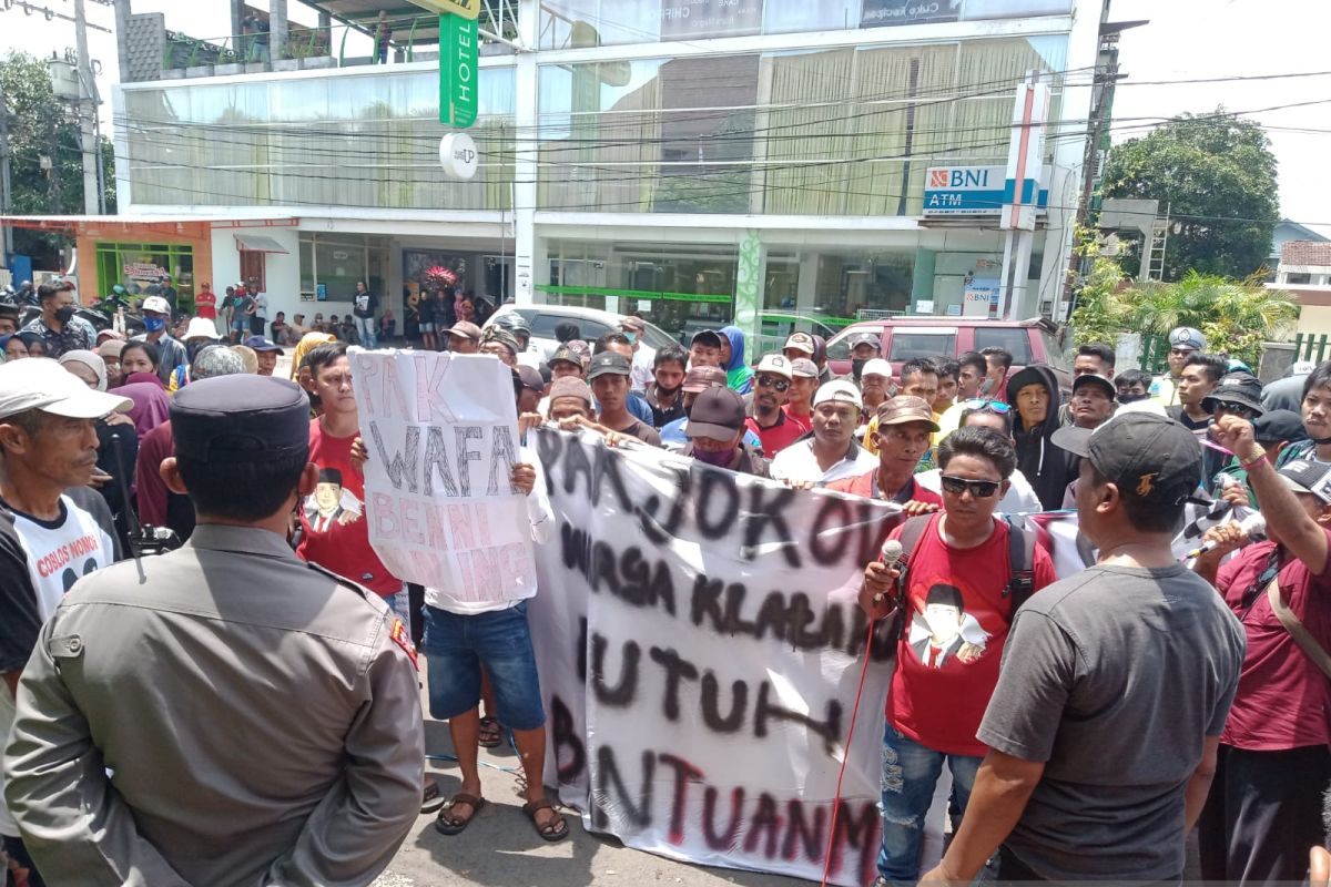 Ratusan warga Desa Klatakan demo di PN Jember