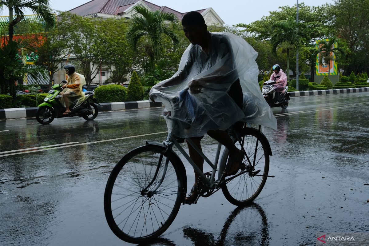 Sejumlah wilayah di Indonesia berpotensi hujan lebat hingga angin kencang