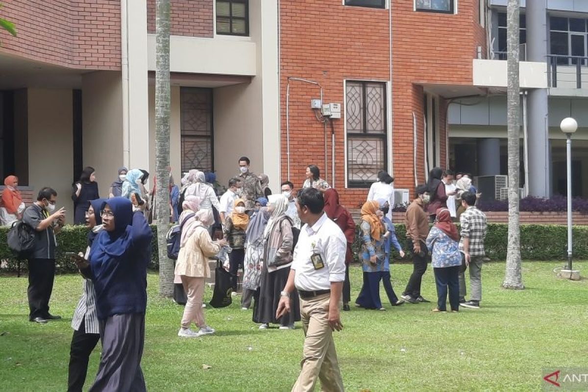 Dosen dan Mahasiswa Universitas Indonesia Depok berhamburan keluar ruangan akibat gempa