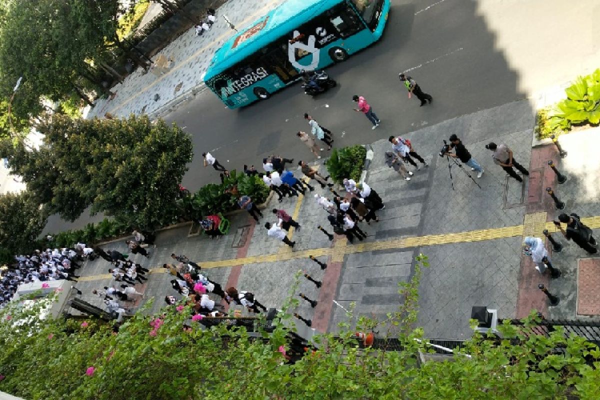 Karyawan kantor di Jakarta keluar gedung saat gempa  M 5,6