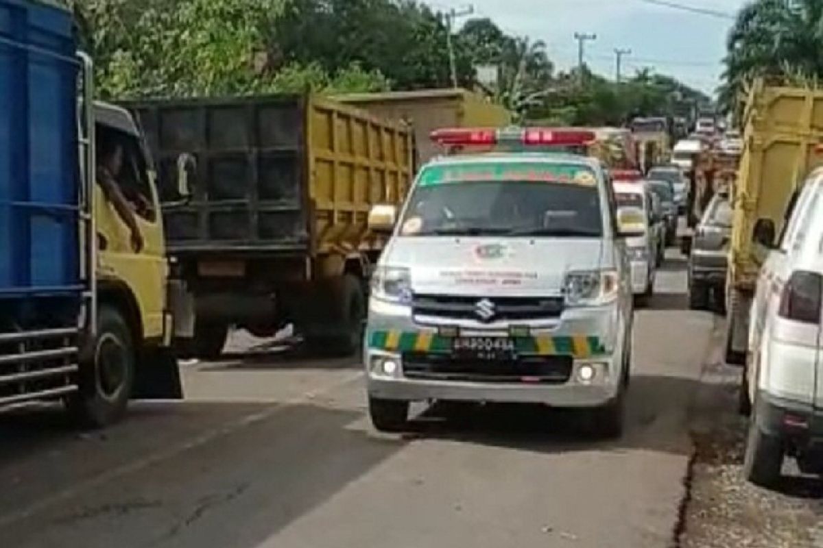 Polantas  kawal ambulan pembawa pasien yang terjebak macet di Tembesi Batanghari