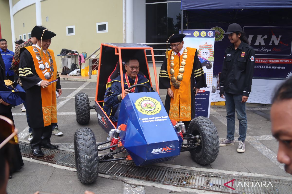 Kepala Otorita IKN Bambang Susantono coba mobil listrik Uniba