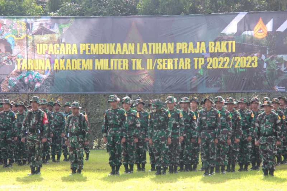 Taruna Akmil tingkat II latihan Praja Bakti di Temanggung