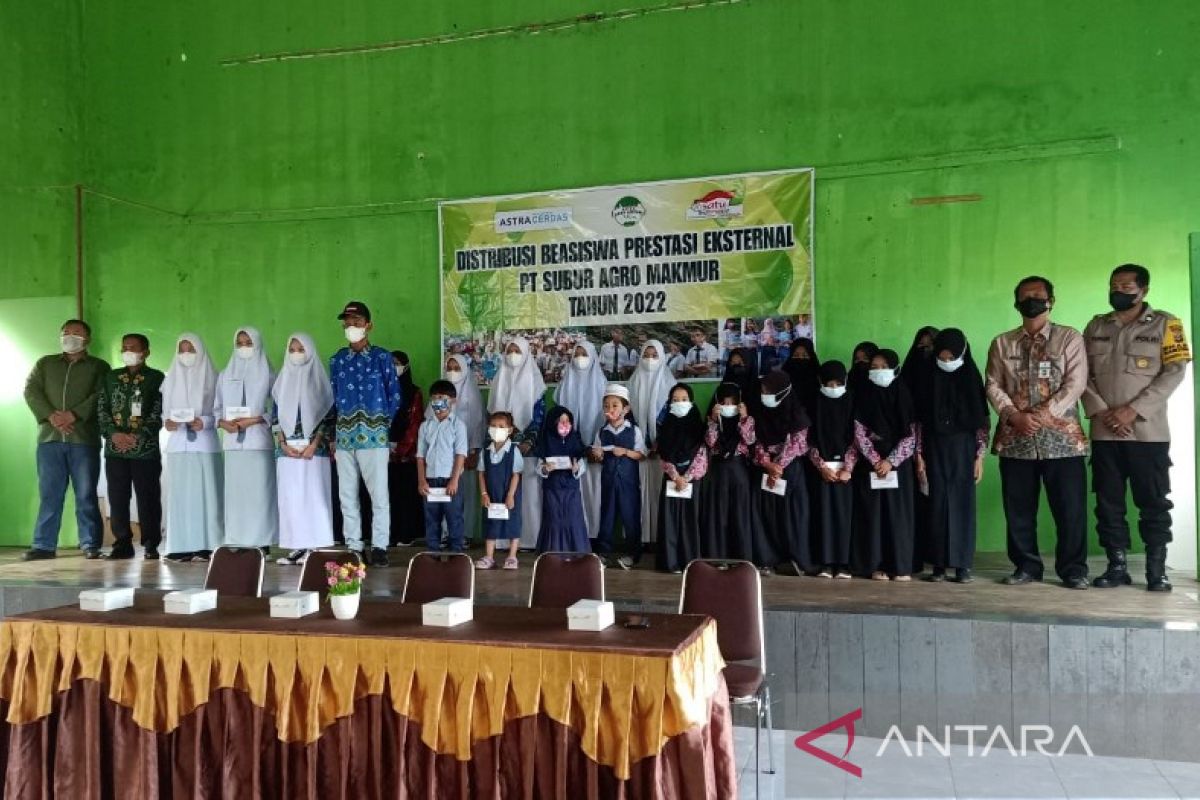 PT SAM salurkan beasiswa prestasi peserta didik sekolah sekitar perkebunan