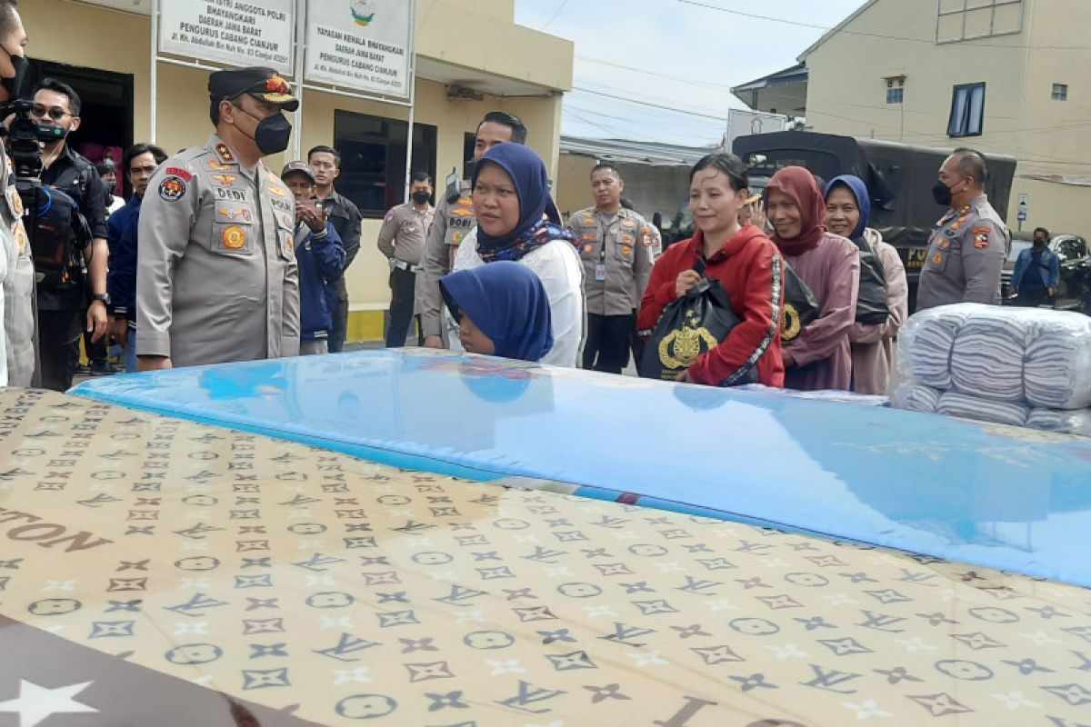 Polri salurkan 1.000 selimut dan 300 kasur lipat ke Cianjur