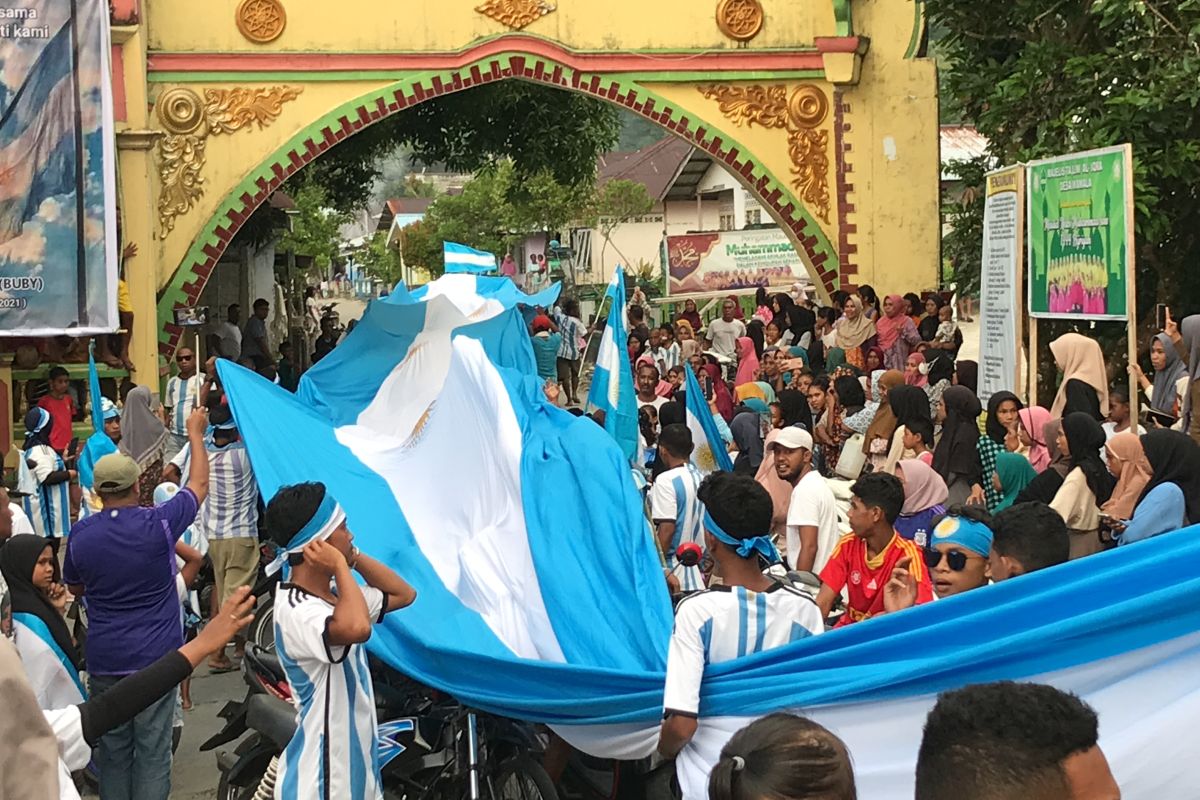 Warga Maluku Tengah dukung Argentina dengan bentang bendera 100 meter