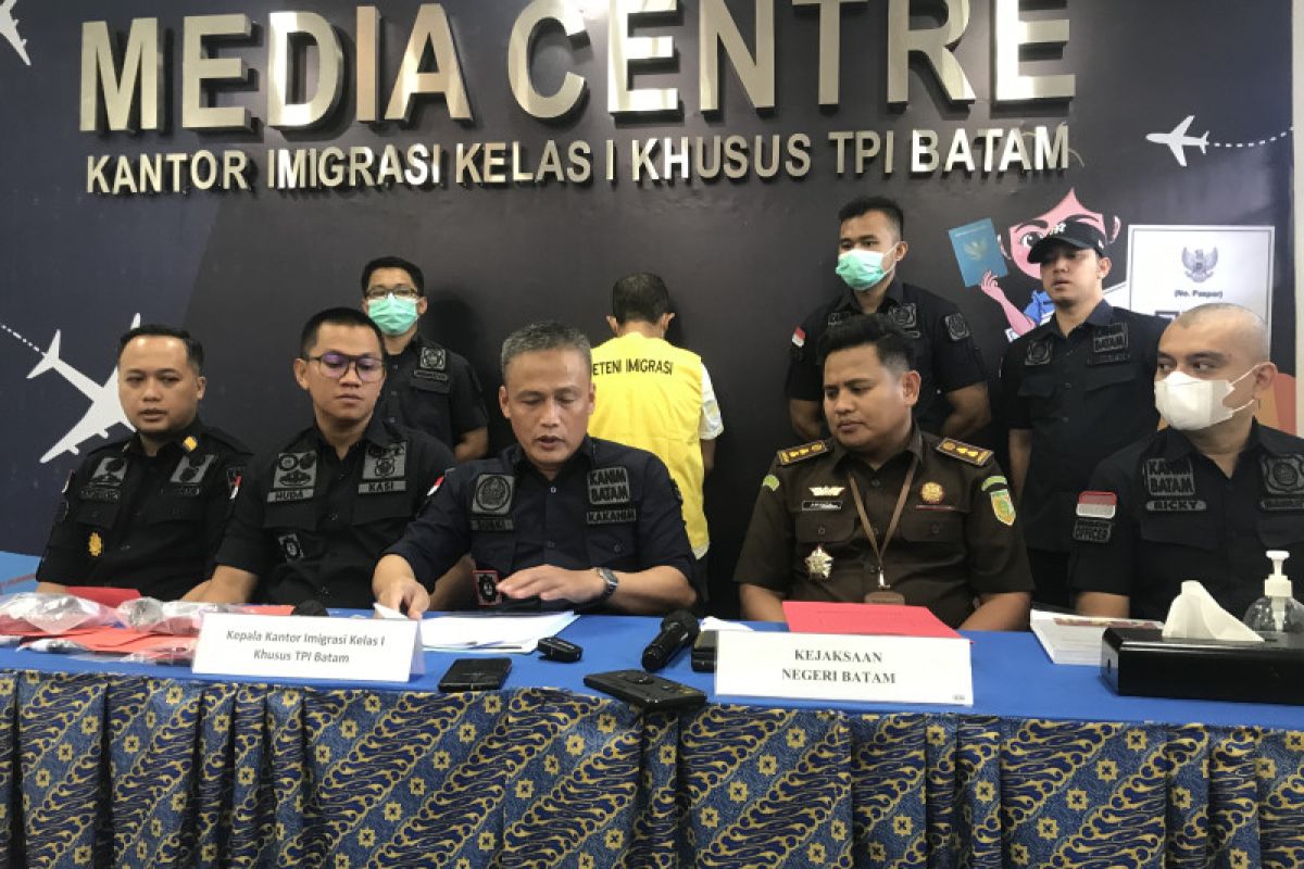 Imigrasi Batam telusuri pelaku pemalsuan stempel keimigrasian di Malaysia