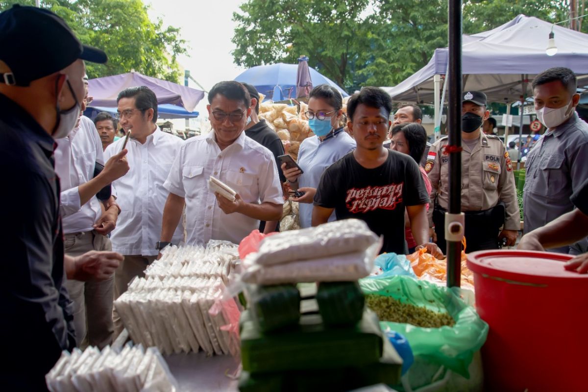 Moeldoko bertanya-tanya ukuran tempe di Pasar Tos 3000 Batam tipis