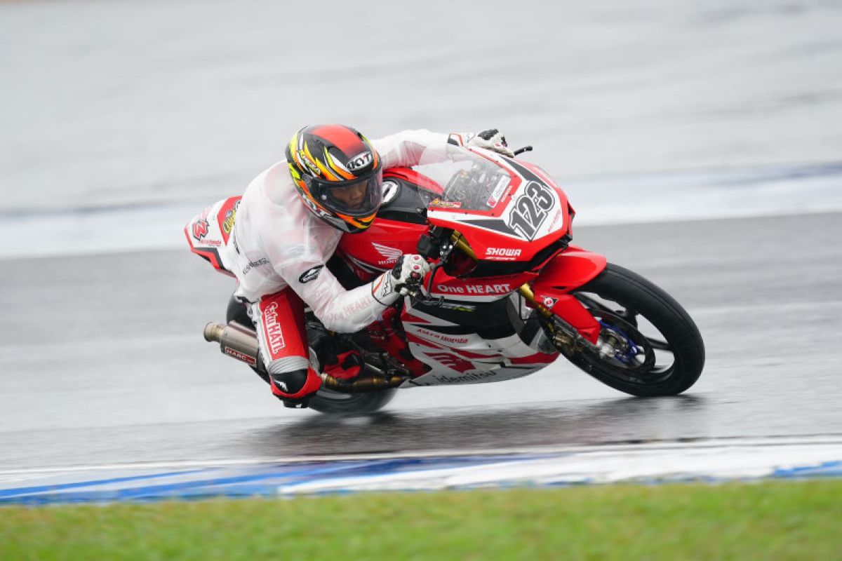 Cetak Sejarah, Andi Gilang Pembalap Astra Honda Juara Asia SS600