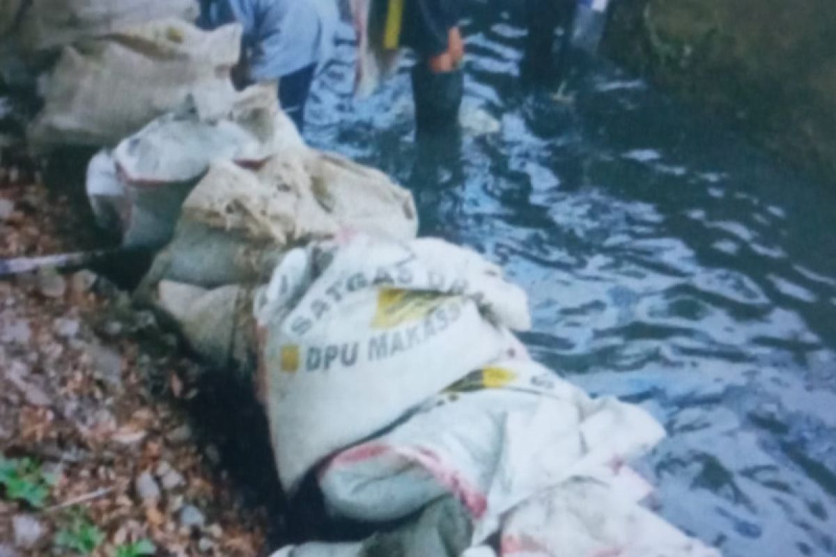 Pemkot Makassar kerahkan alat berat keruk drainase mencegah banjir