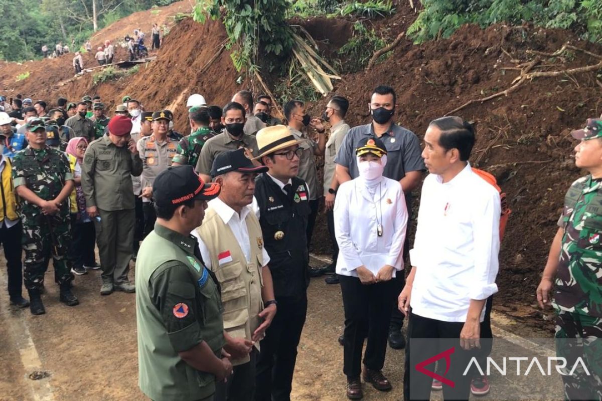 Kunjungi lokasi terdampak  gempa Cianjur, Presiden minta evakuasi korban didahulukan