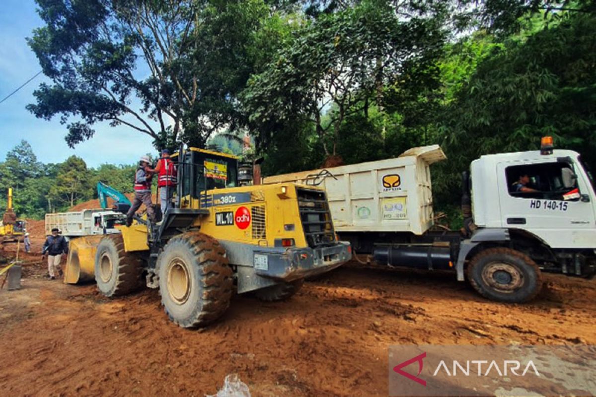 Adhi Karya turunkan alat berat bantu penanganan gempa di Cianjur