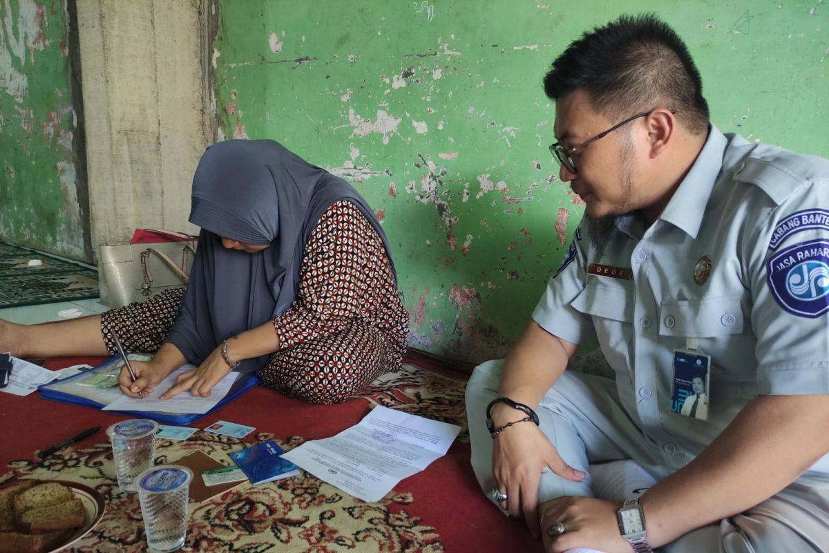 Jasa Raharja Banten Serahkan Santunan Kepada Ahli Waris Korban Lakalantas di Curug, Kota Serang