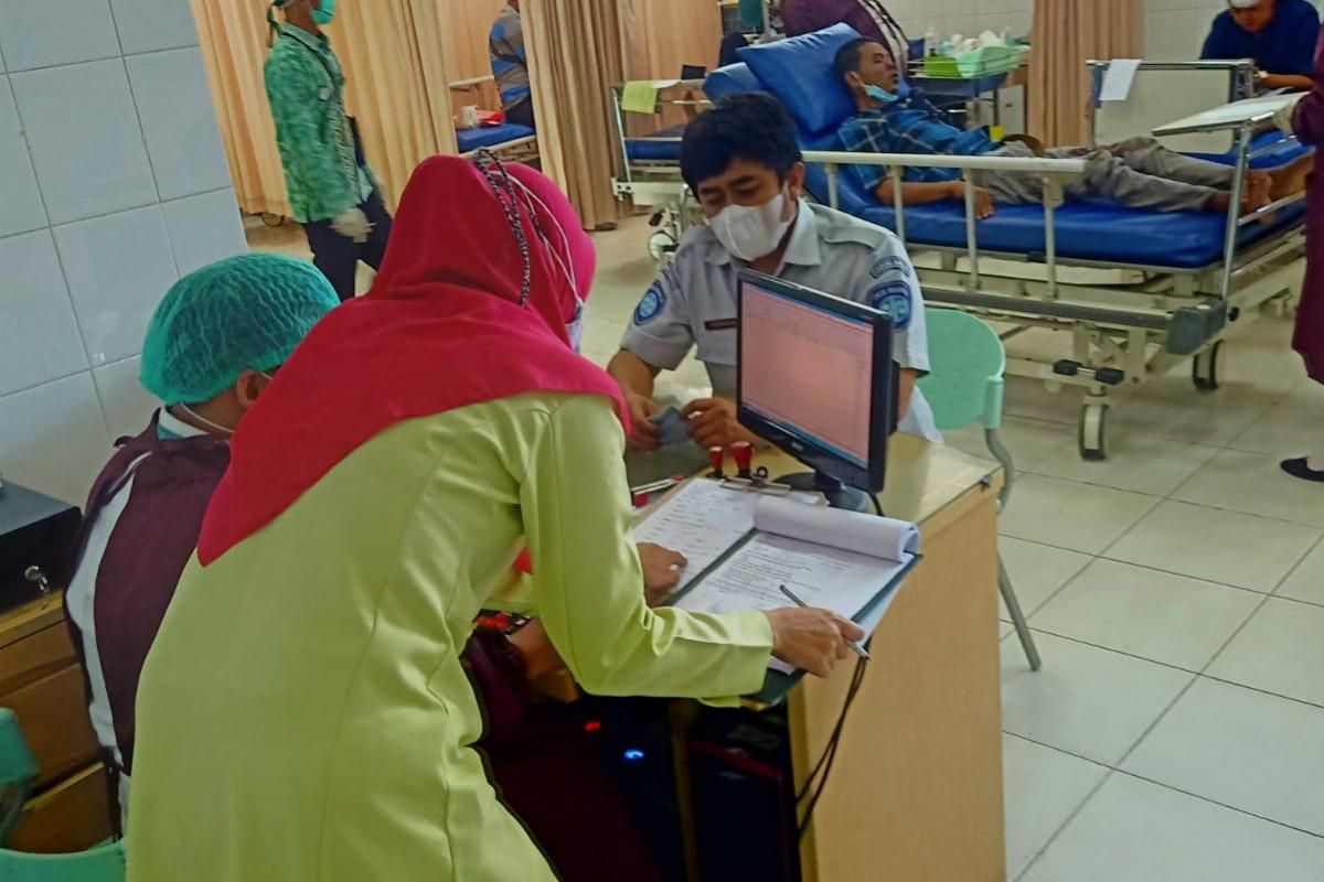 Petugas Jasa Raharja kunjungi korban Laka di Rumah Sakit Sari Asih Serang