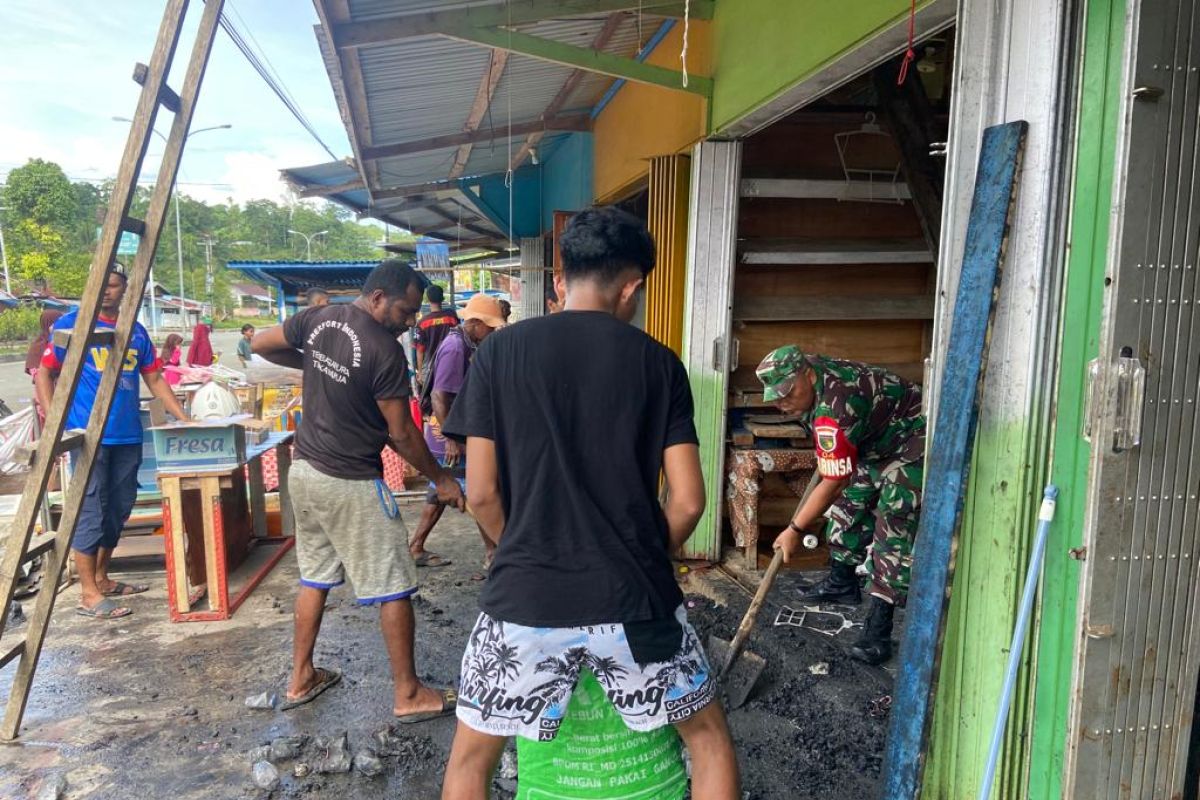 Koramil Supiori Selatan bantu bersihkan sisa kebakaran toko warga