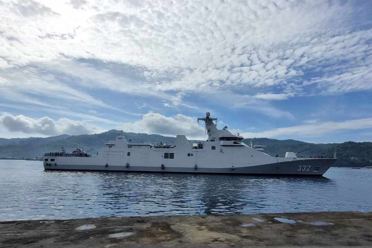 KRI GNR-332 sandar di dermaga Bitung-Sulut