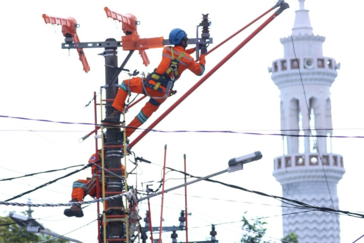 Mengenal Tim PDKB PLN, menjaga listrik tetap nyala meski harus bertaruh nyawa