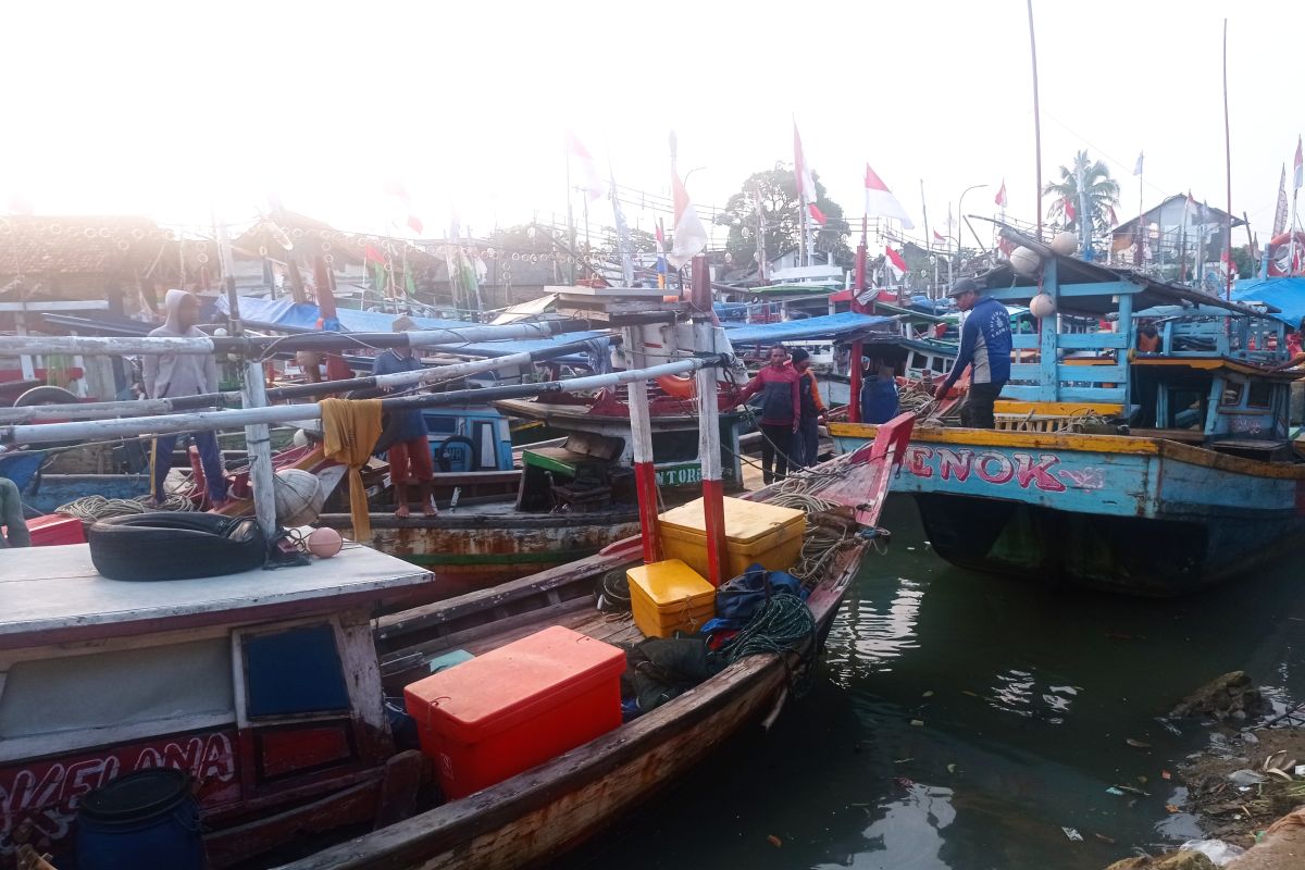 Nelayan di Kabupaten Lebak tak melaut akibat gelombang tinggi hingga empat meter