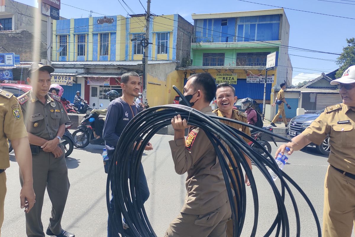 Pemkot Bandarlampung tertibkan kabel optik berantakan