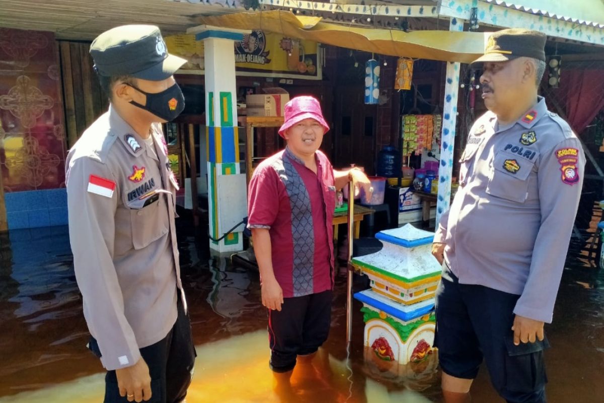 Polsek Suhaid prihatin kondisi banjir di pesisir warga diminta jaga keselamatan