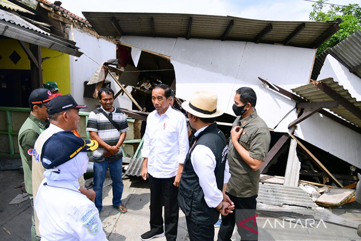 Presiden bagikan makanan siap saji ke pengungsi gempa Cianjur